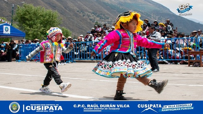 Desfile Cívico  escolar celebra el 84º aniversario del distrito de Cusipata