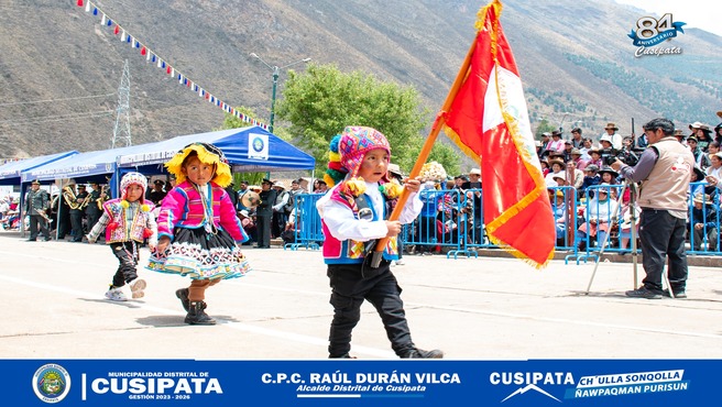 Desfile Cívico  escolar celebra el 84º aniversario del distrito de Cusipata