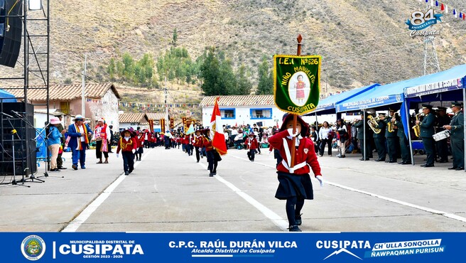 Desfile Cívico  escolar celebra el 84º aniversario del distrito de Cusipata