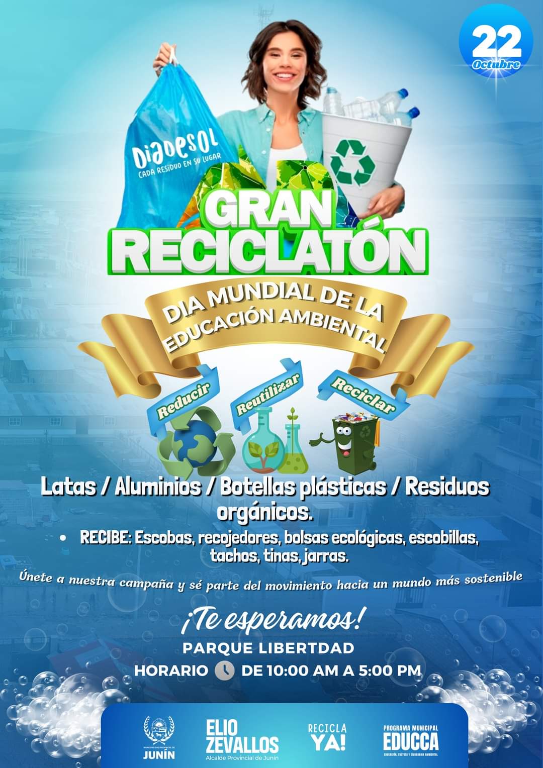 Señorita con bolsas de reciclaje con informacion en la parte de abajo. 