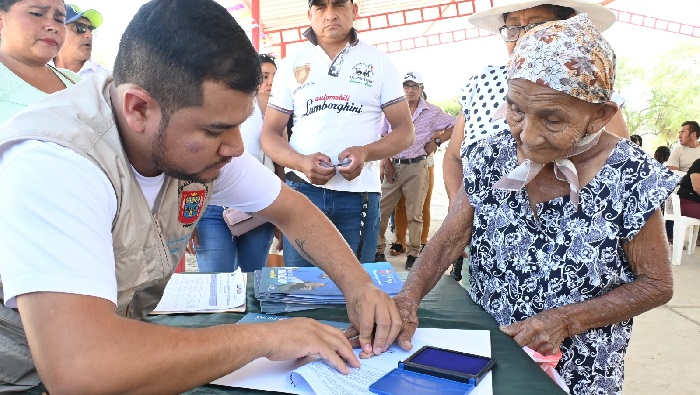 Familias reciben sus títulos de propiedad