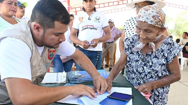 Familias reciben sus títulos de propiedad