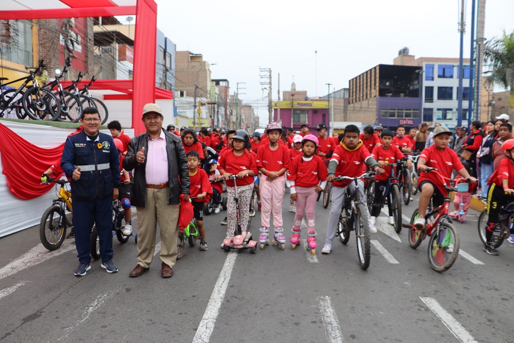 Bicicleteada BN "Más bici menos humo" reunió a familias Huaralinas 