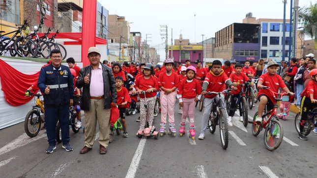 Bicicleteada BN "Más bici menos humo" reunió a familias Huaralinas 