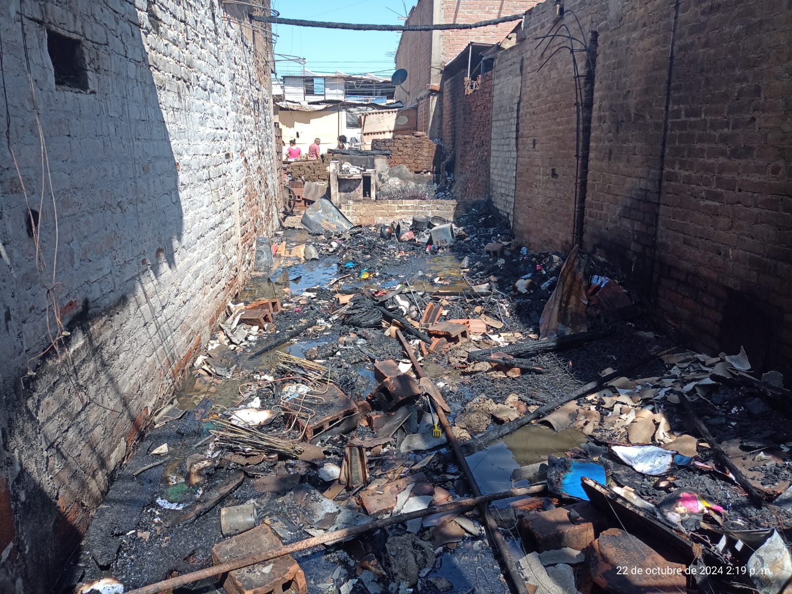así quedó esta vivienda donde al parecer había material de reciclaje