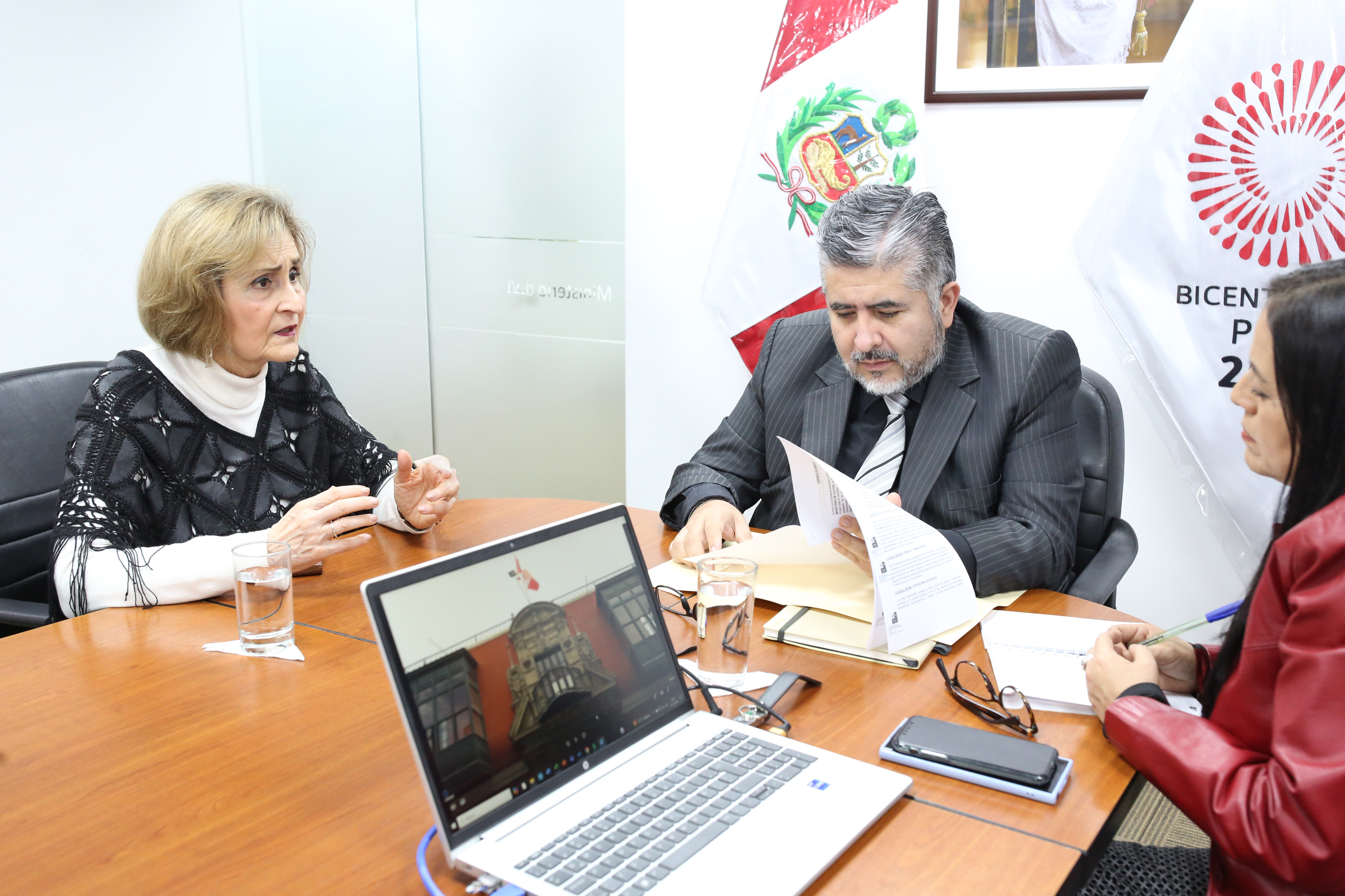 
Presidenta del TC Luz Pacheco se reunió con ministro de Cultura para promover la preservación y puesta en valor de las pinturas en la pinacoteca de la Casa Pilatos
