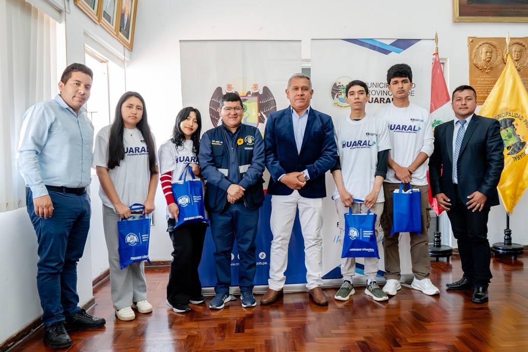 Alcalde Fernando Cárdenas reconoce a jóvenes de la Academia Pre - Huaral que ingresaron a la Universidad Nacional mayor de San Marcos 