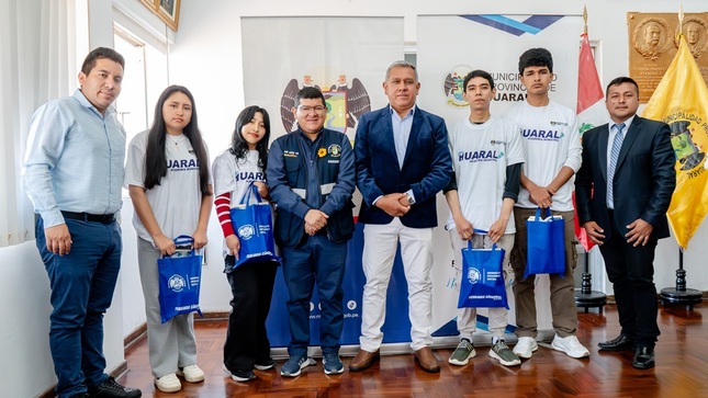 Alcalde Fernando Cárdenas reconoce a jóvenes de la Academia Pre - Huaral que ingresaron a la Universidad Nacional mayor de San Marcos 