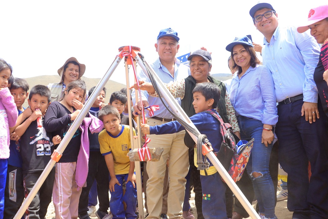 Burgomaestre Huaralino, Fernando Cárdenas, colocó primera piedra para la construcción de la losa multideportiva en C.P. Nueva Estrella