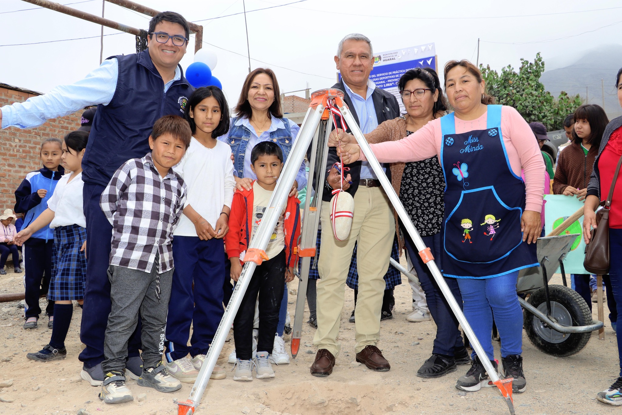 Alcalde Fernando Cárdenas coloca primera piedra de la losa multideportiva en C.P. El Ángel Macatón