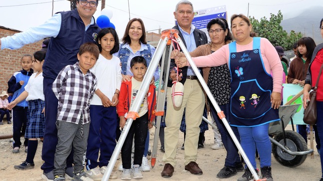 Alcalde Fernando Cárdenas coloca primera piedra de la losa multideportiva en C.P. El Ángel Macatón