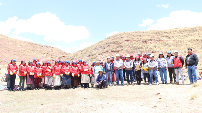 Participantes de una de las intervenciones del programa llamkasum Peru