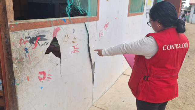Estudiantes de colegio Mariátegui reciben clases en aulas provisionales inseguras
