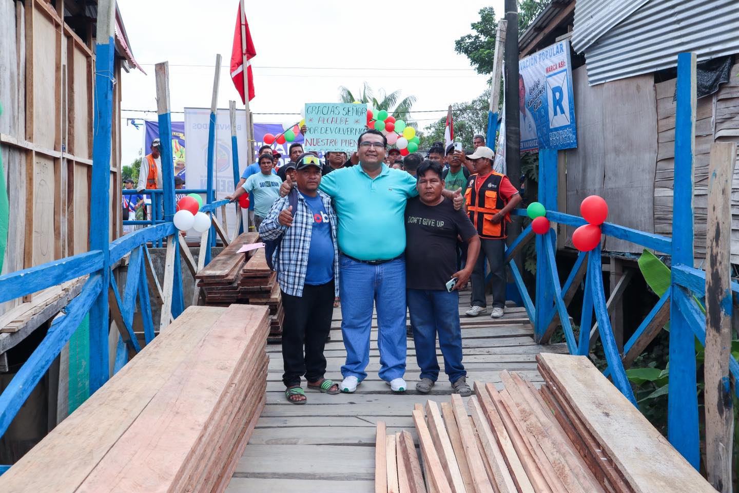 El alcalde Cesar Vidaurre Floridas brindΓ³ un importante apoyo al Asentamiento Humano Isla Bonita con la entrega de materiales