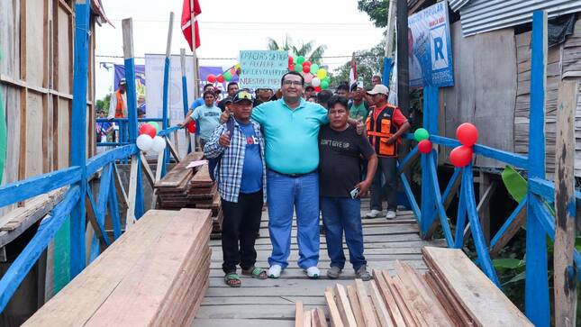 El alcalde Cesar Vidaurre Floridas brindó un importante apoyo al Asentamiento Humano Isla Bonita con la entrega de materiales