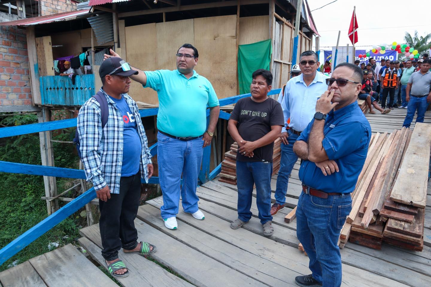 El alcalde Cesar Vidaurre Floridas brindΓ³ un importante apoyo al Asentamiento Humano Isla Bonita con la entrega de materiales
