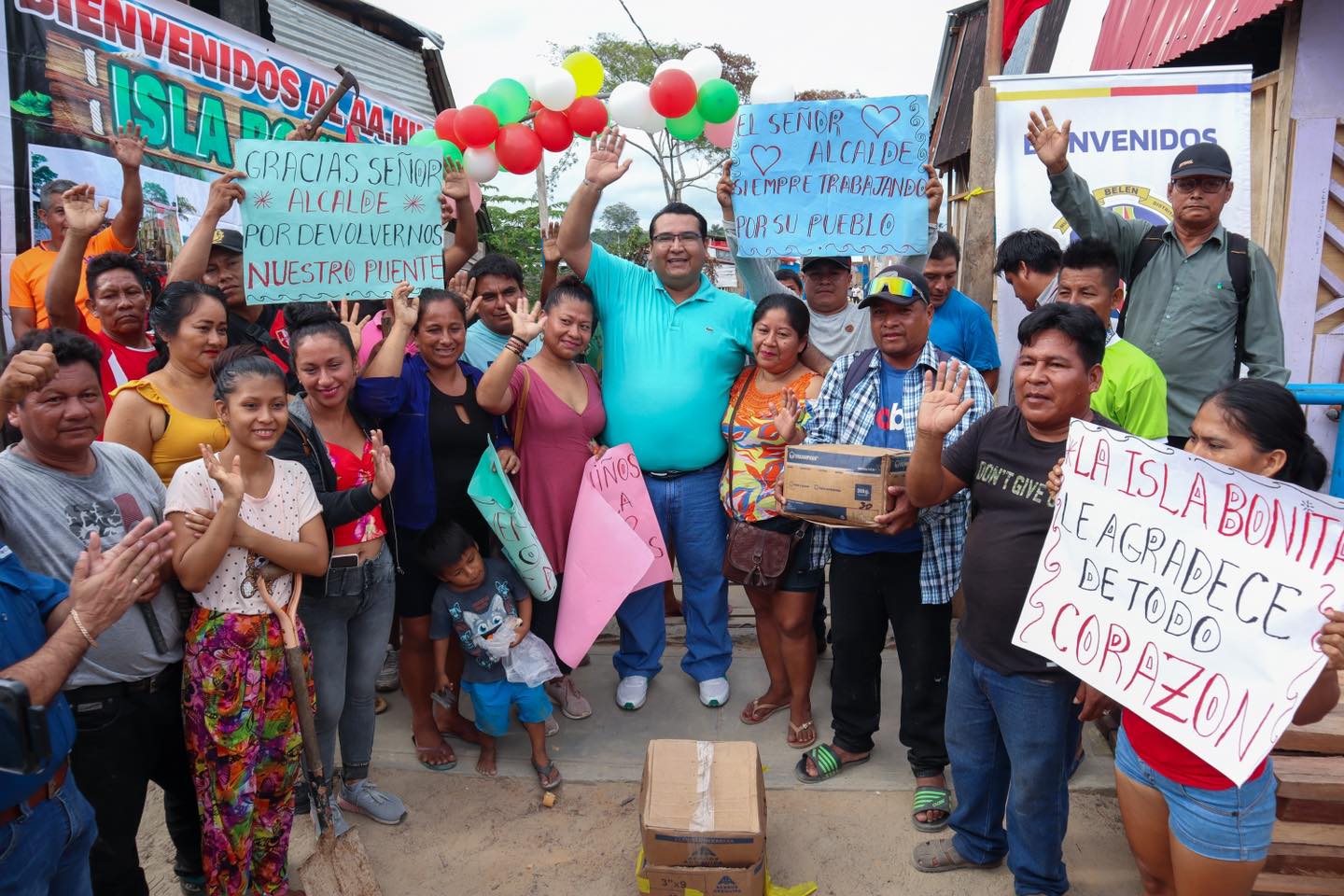 El alcalde Cesar Vidaurre Floridas brindΓ³ un importante apoyo al Asentamiento Humano Isla Bonita con la entrega de materiales
