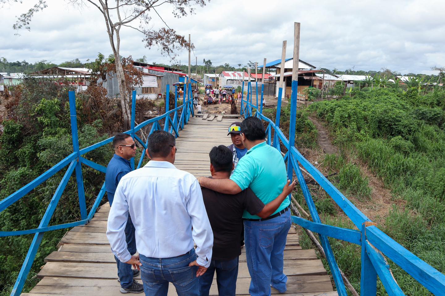 El alcalde Cesar Vidaurre Floridas brindΓ³ un importante apoyo al Asentamiento Humano Isla Bonita con la entrega de materiales