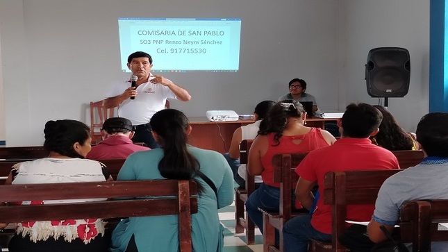 Profesor Ernesto Jimenez Chapoñan exponiendo ante participantes.