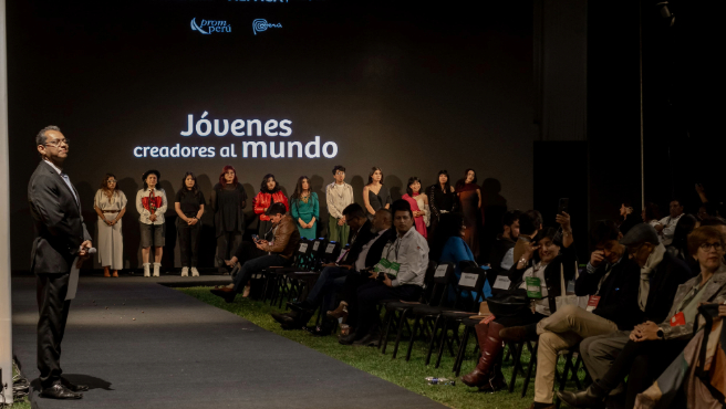 Monica Mauricio ganó el concurso Jóvenes Creadores al Mundo en Perú Moda Deco 2024-3