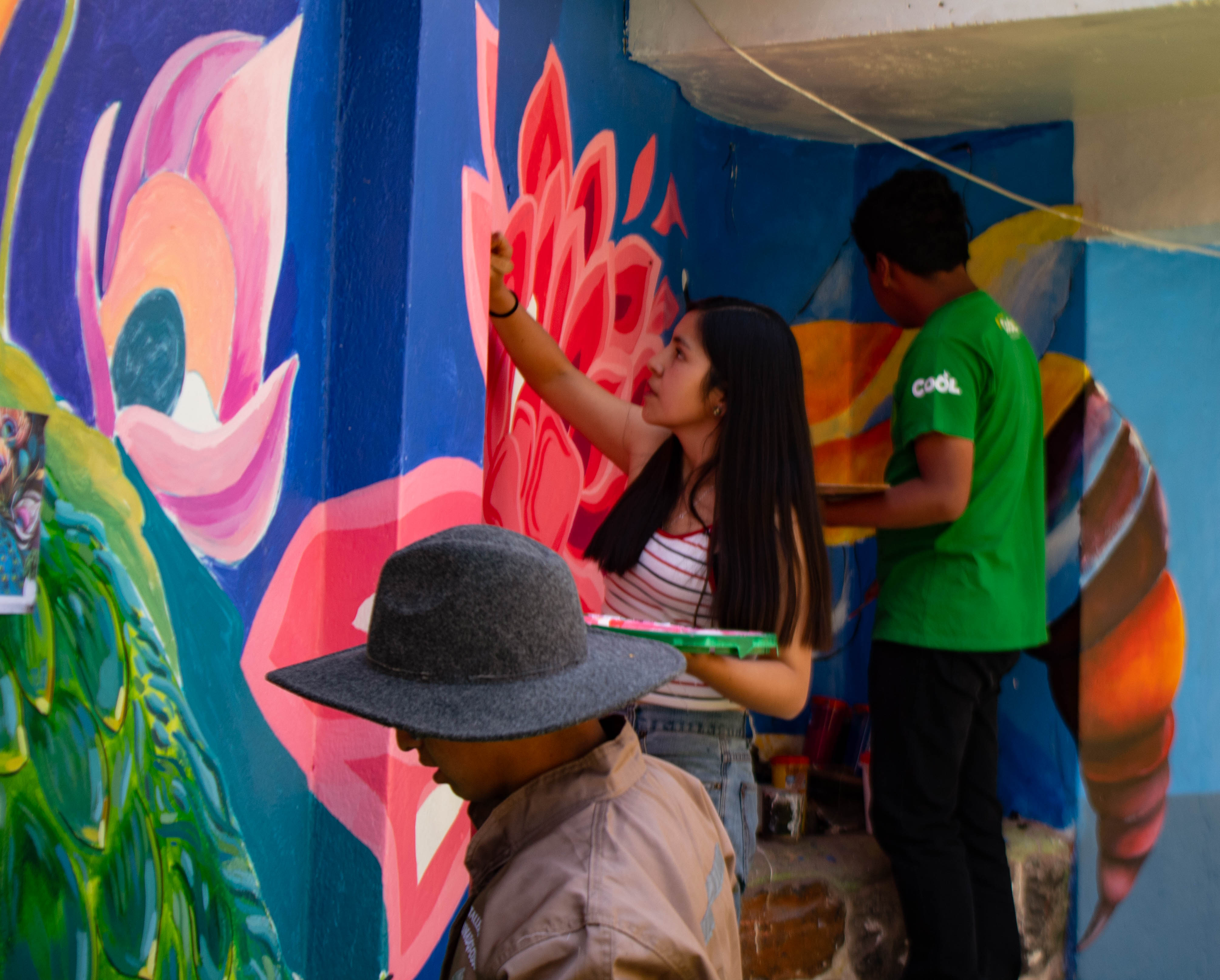 Estudiantes en ejecución de sus obras artísticas