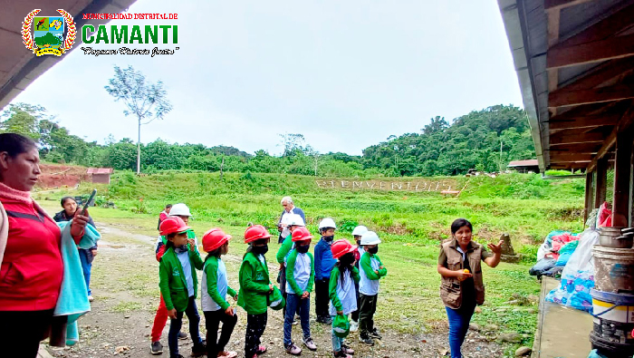 Jornada Ambiental Educativa: Estudiantes Visitan el Botadero de Palcamayo para Fomentar la Responsabilidad Ambiental