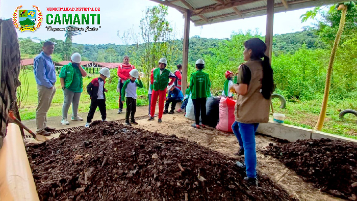 Jornada Ambiental Educativa: Estudiantes Visitan el Botadero de Palcamayo para Fomentar la Responsabilidad Ambiental