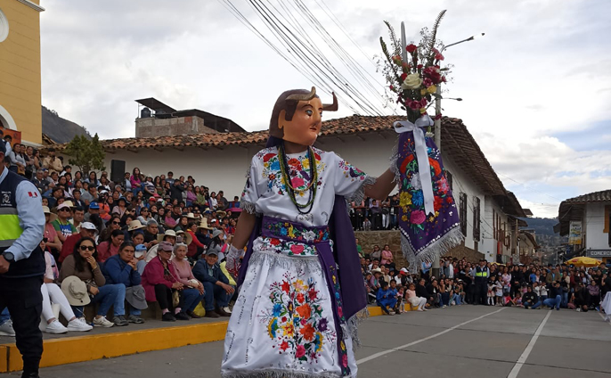 Bendición y concurso de vestidos de diablos en honor a Luz Amparo Alayo Vera de Arévalo