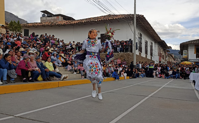Bendición y concurso de vestidos de diablos en honor a Luz Amparo Alayo Vera de Arévalo
