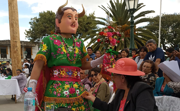 Bendición y concurso de vestidos de diablos en honor a Luz Amparo Alayo Vera de Arévalo