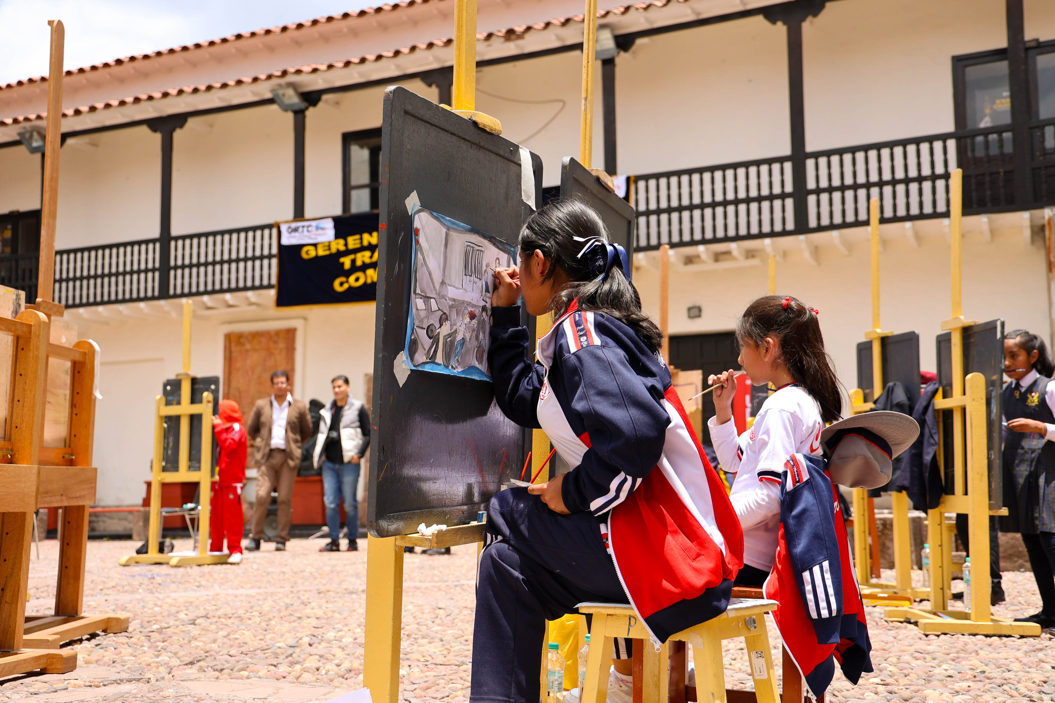 Estudiantes del colegio Clorinda, realizando sus obras