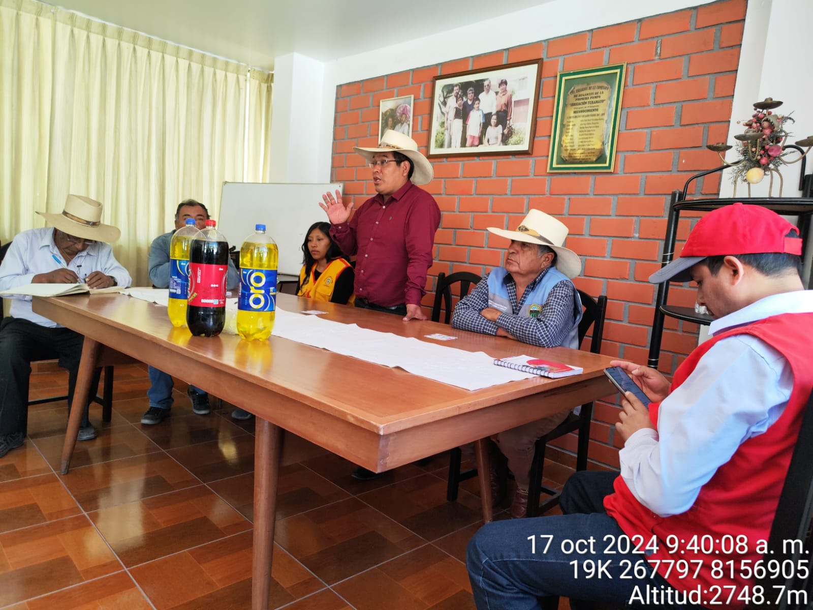 Alcalde se reune con población de Pocohuayo.