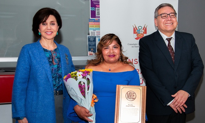 Ceremonia de premiación “Peruanos y Peruanas que residen en el Exterior” en Santiago