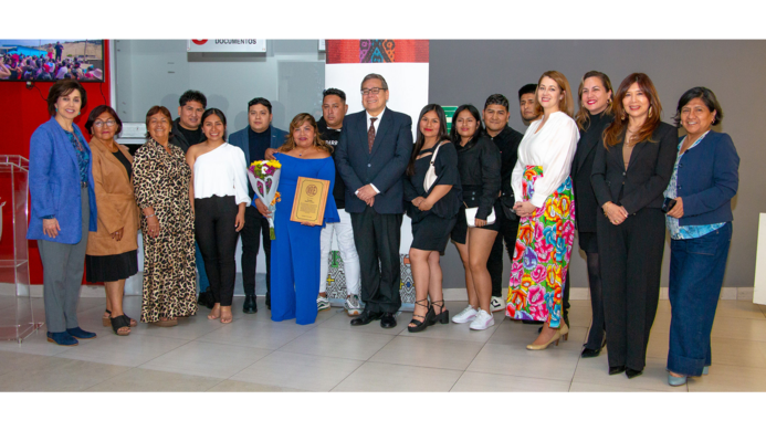 Ceremonia de premiación “Peruanos y Peruanas que residen en el Exterior” en Santiago
