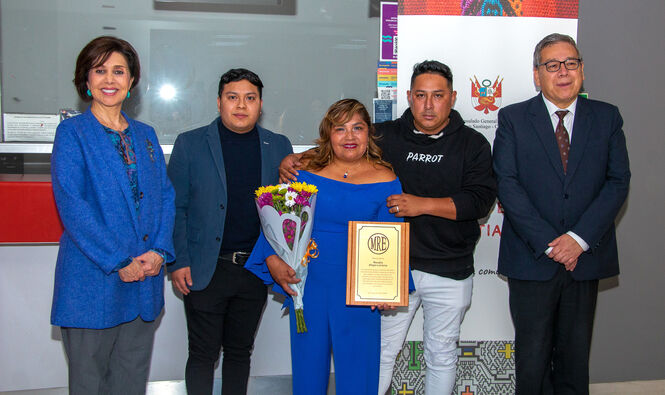Ceremonia de premiación “Peruanos y Peruanas que residen en el Exterior” en Santiago