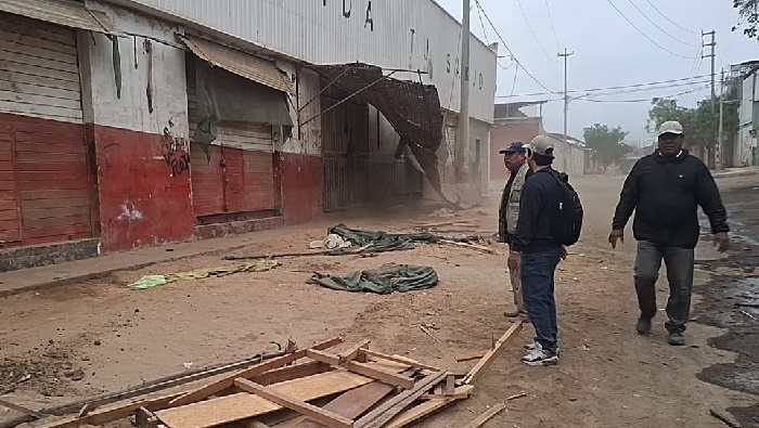 Retiran construcciones ilegales de la vía pública