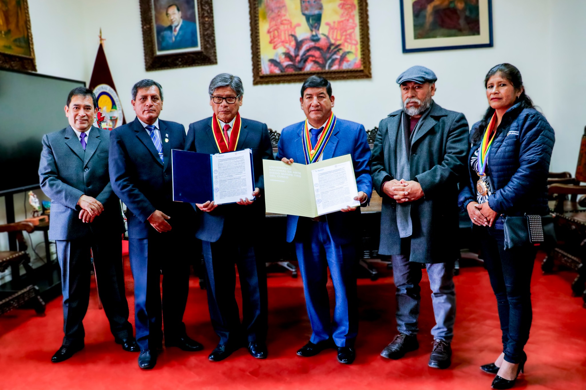 De izquierda a derecha, Rido Durand, asesor UNADQTC, Yohn Lasteros, vicepresidente académico, Víctor Ayma, presidente de la C.O., Maximo Rimachi, alcalde de San Jerónimo, Mario Curasi, vicepresidente de investigación, Yolanda Quispe, regidora de la Municipalidad de San Jerónimo.