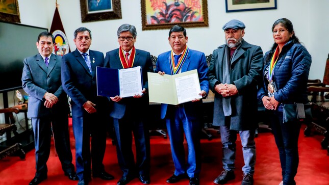 De izquierda a derecha, Rido Durand, asesor UNADQTC, Yohn Lasteros, vicepresidente académico, Víctor Ayma, presidente de la C.O., Maximo Rimachi, alcalde de San Jerónimo, Mario Curasi, vicepresidente de investigación, Yolanda Quispe, regidora de la Municipalidad de San Jerónimo. 