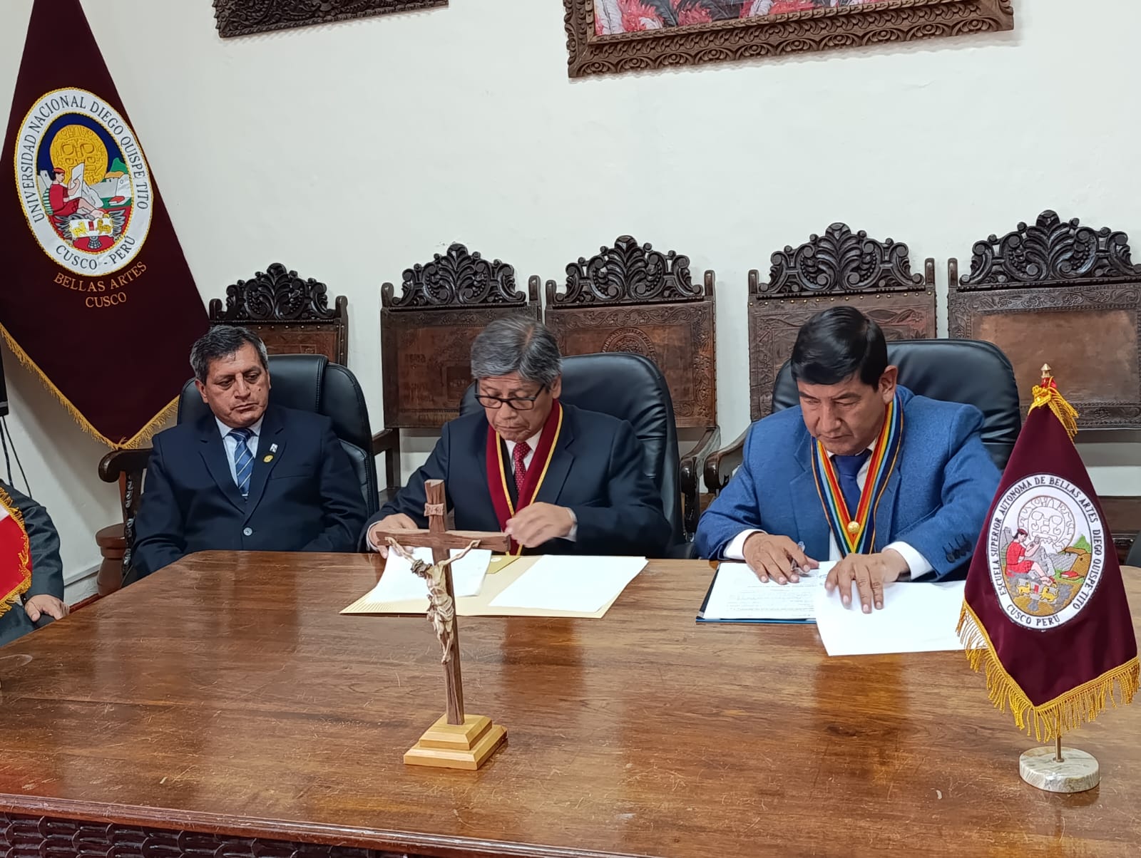 Momento de la firma por los representantes de ambas instituciones