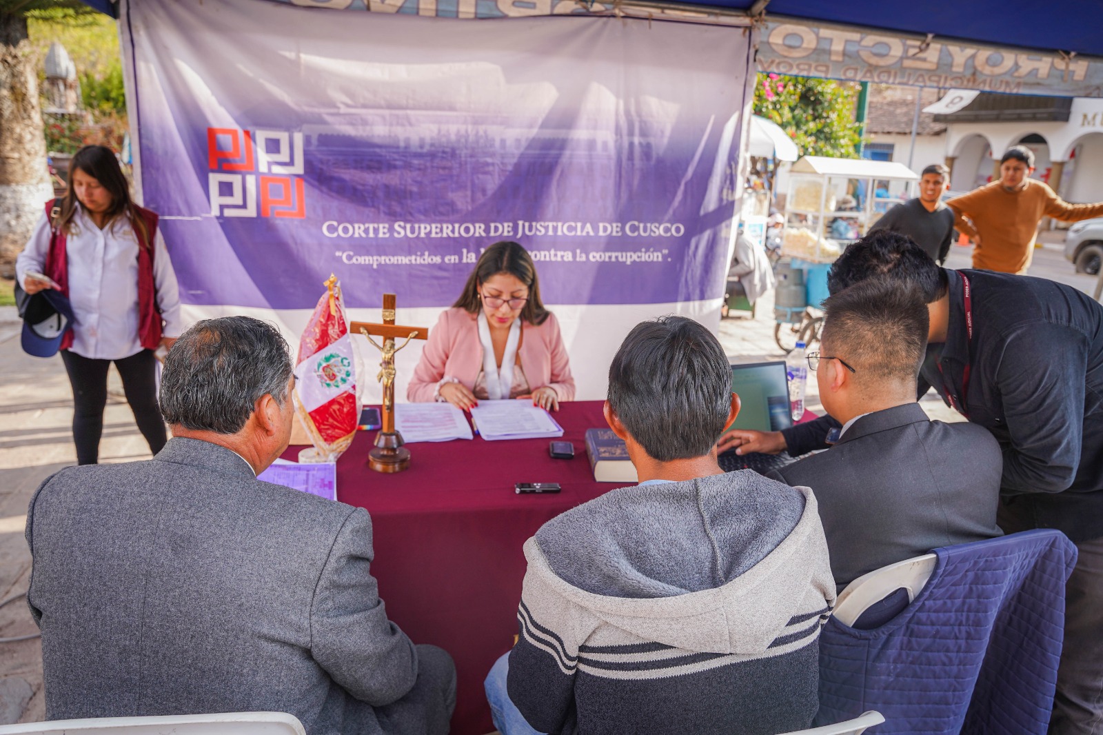 Pobladores de Urubamba fueron beneficiados con Feria Nacional Simultánea Llapanchispaq Justicia