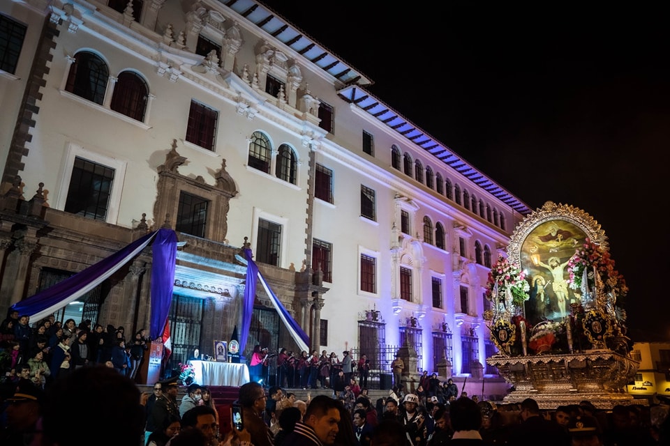 Corte Superior de Justicia de Cusco recibió al Señor de los Milagros en el frontis de Palacio de Justicia