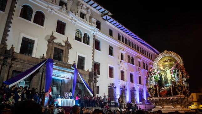 Corte Superior de Justicia de Cusco recibió al Señor de los Milagros en el frontis de Palacio de Justicia