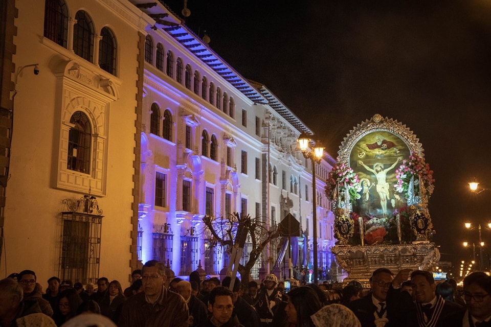 Corte Superior de Justicia de Cusco recibió al Señor de los Milagros en el frontis de Palacio de Justicia
