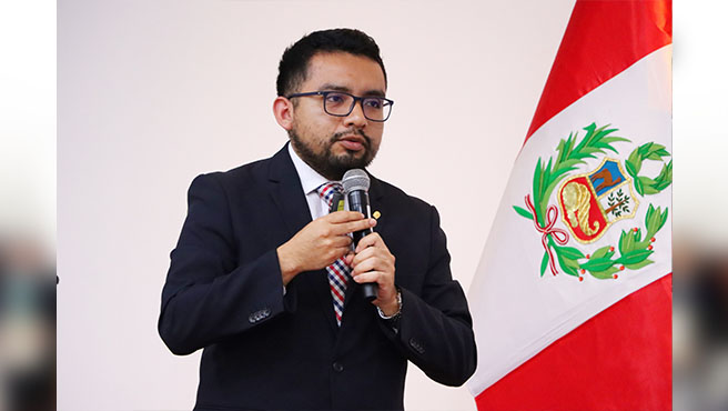 magistrado Luis Miguel Torres Bonifacio, Juez del Quinto Juzgado de Investigación Preparatoria de la CSJ Callao, dictó conferencia sobre “Sistema de protección de derechos humanos”. a secigristas de la Corte del Callao