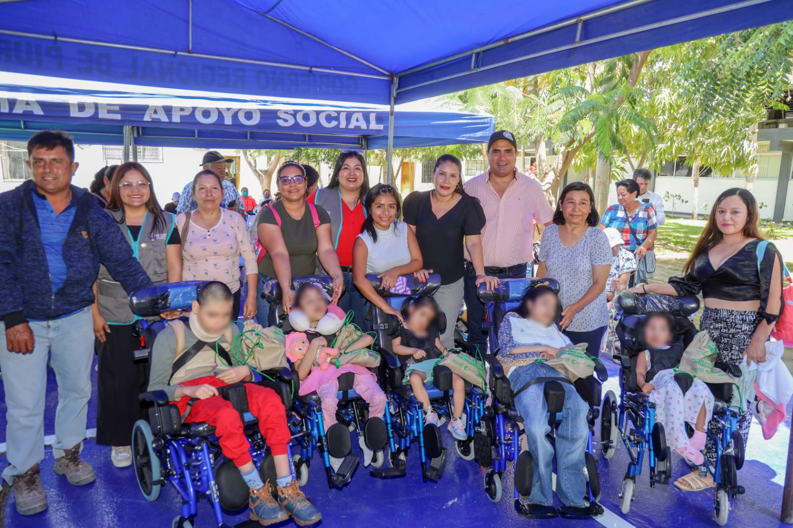 Gobernador regional y presidenta del Comité de Damas del GORE entregan 40 sillas de ruedas a niños y adultos con discapacidad
