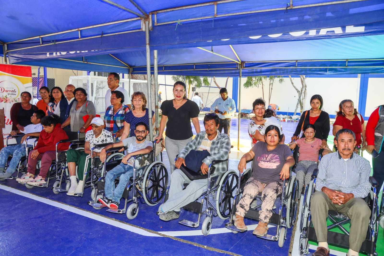 Gobernador regional y presidenta del Comité de Damas del GORE entregan 40 sillas de ruedas a niños y adultos con discapacidad