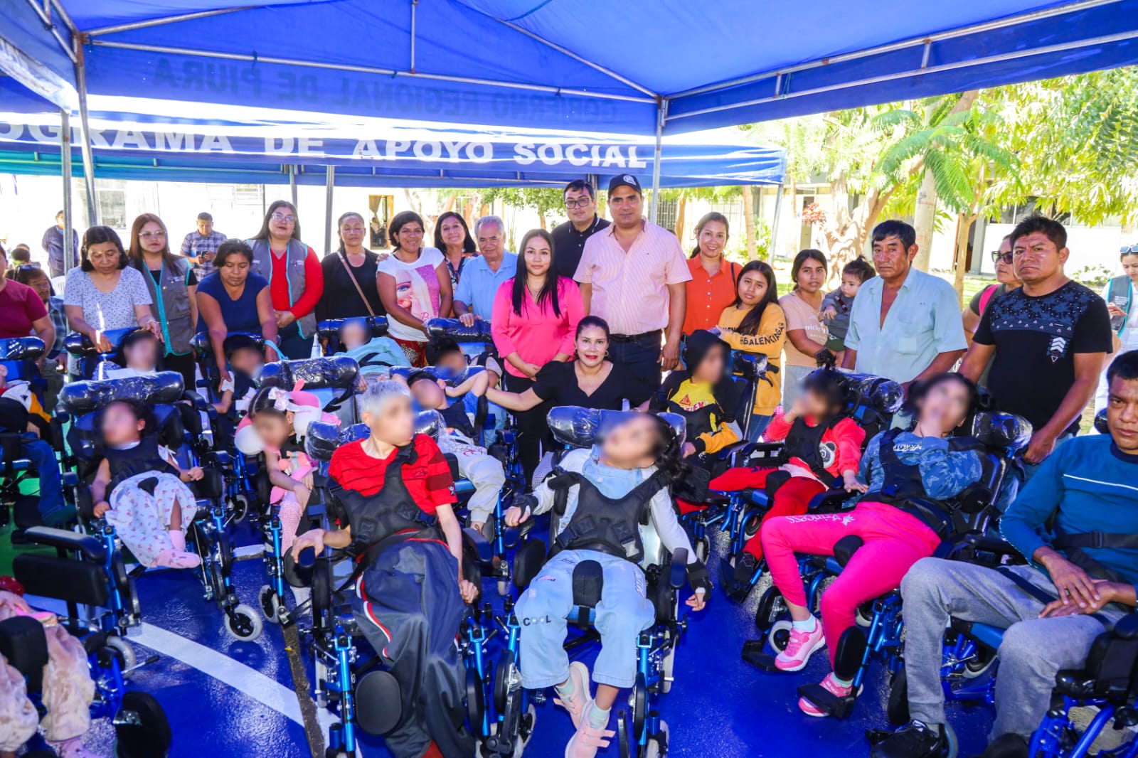Gobernador regional y presidenta del Comité de Damas del GORE entregan 40 sillas de ruedas a niños y adultos con discapacidad