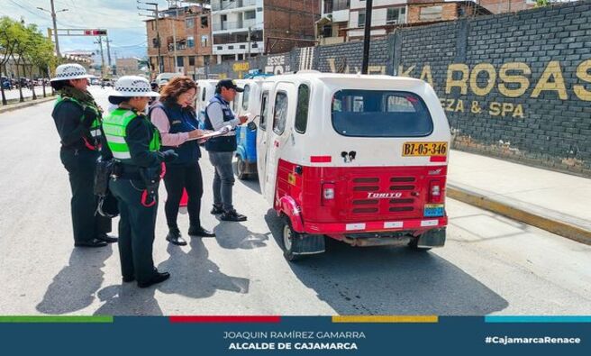 🚘La Gerencia de Transporte y Seguridad Vial de la Municipalidad Provincial de Cajamarca, en coordinación con la Policía de Seguridad Vial y Tránsito, y la Fiscalía de Prevención del Delito, continúa realizando operativos para combatir la informalidad en el transporte público de pasajeros en diferentes sectores de la ciudad.
🔍 El operativo se realizó en la Vía de Evitamiento Norte, a la altura del cruce de Santa Bárbara, se logró detectar a conductores de mototaxis que no contaban con la licencia de conducir, tarjeta única de circulación (TUC), SOAT y otros documentos necesarios para circular legalmente.
🔜 Estos operativos continuarán en diferentes puntos de la ciudad, con el objetivo de garantizar la tranquilidad y seguridad de los usuarios del transporte público y de la población cajamarquina en general.
💪 ¡Con Joaquín Ramírez, Cajamarca Renace!