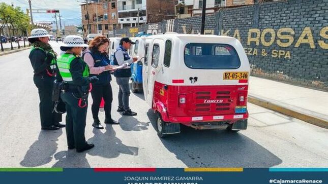 🚘La Gerencia de Transporte y Seguridad Vial de la Municipalidad Provincial de Cajamarca, en coordinación con la Policía de Seguridad Vial y Tránsito, y la Fiscalía de Prevención del Delito, continúa realizando operativos para combatir la informalidad en el transporte público de pasajeros en diferentes sectores de la ciudad.
🔍 El operativo se realizó en la Vía de Evitamiento Norte, a la altura del cruce de Santa Bárbara, se logró detectar a conductores de mototaxis que no contaban con la licencia de conducir, tarjeta única de circulación (TUC), SOAT y otros documentos necesarios para circular legalmente.
🔜 Estos operativos continuarán en diferentes puntos de la ciudad, con el objetivo de garantizar la tranquilidad y seguridad de los usuarios del transporte público y de la población cajamarquina en general.
💪 ¡Con Joaquín Ramírez, Cajamarca Renace!