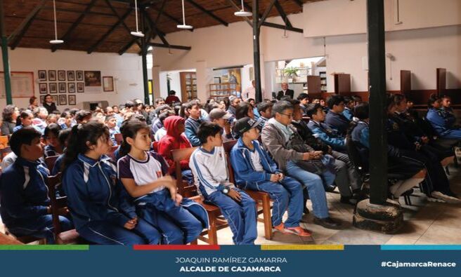 🎉 La Municipalidad Provincial de Cajamarca, a través de la Gerencia de Turismo y Cultura, celebró los 86 años de creación de la Biblioteca Municipal José Gálvez Egusquiza con una charla titulada "VENTAJAS DE VIVIR EN UN MUNDO DIVERSO". La charla fue impartida por el profesor Felipe Campos Alva, director del Centro de Educación Básica Especial de Cajamarca.
🤝 El objetivo de esta charla fue resaltar la importancia de vivir en armonía, valorando y respetando las diferencias de cada individuo para construir una comunidad inclusiva y unida. Esta iniciativa de la municipalidad busca promover una comunidad inclusiva y unida.
💪 ¡Con Joaquin, Cajamarca renace!
